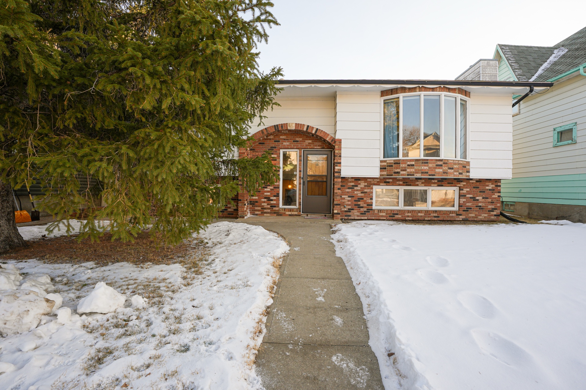 663 Athabasca St W, Central MJ
